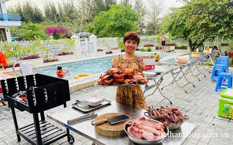 Quản gia phục vụ khách ăn uống tại villa